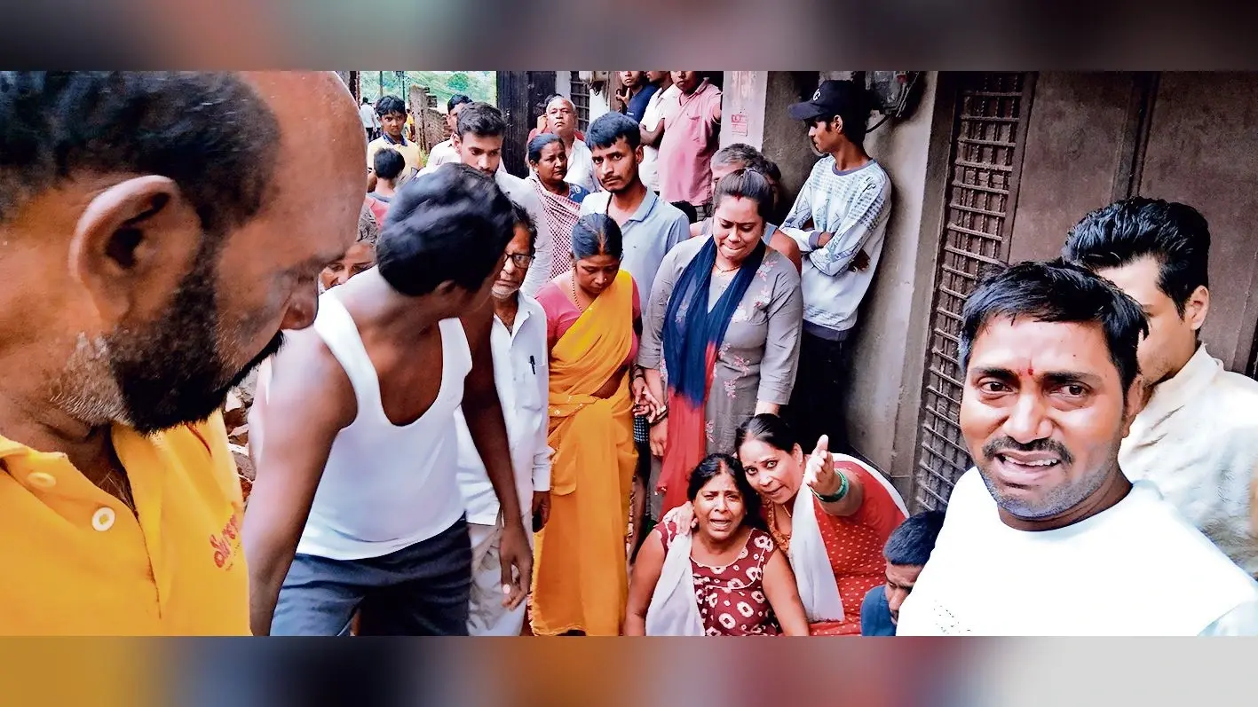 पटवाटोली में कारखाने की जर्जर दीवार गिरी, दबने से महिला की मौत
