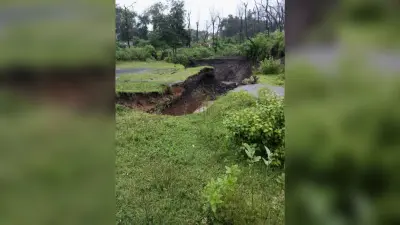 जमीन धंसी, खदान में घुसा बारिश का पानी