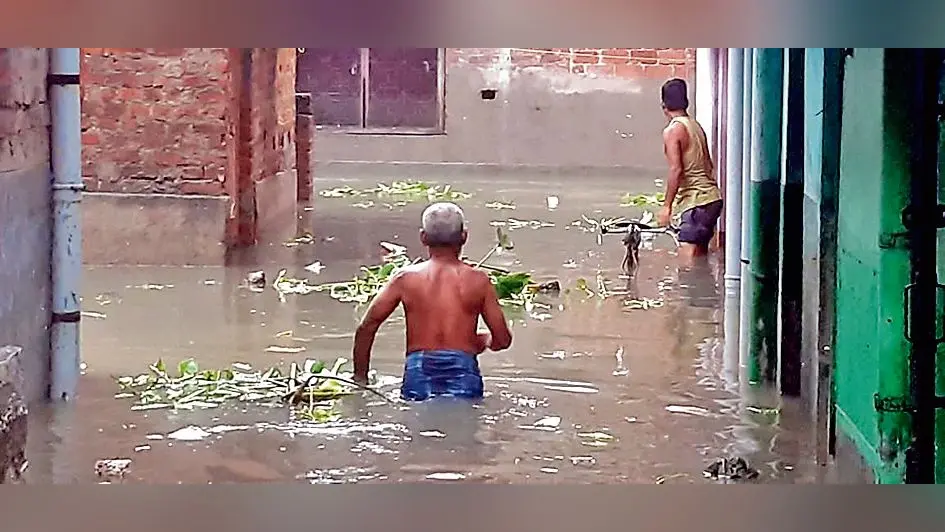लगातार हो रही बारिश से जनजीवन अस्तव्यस्त कई इलाकों में कमर से ऊपर तक भरा पानी