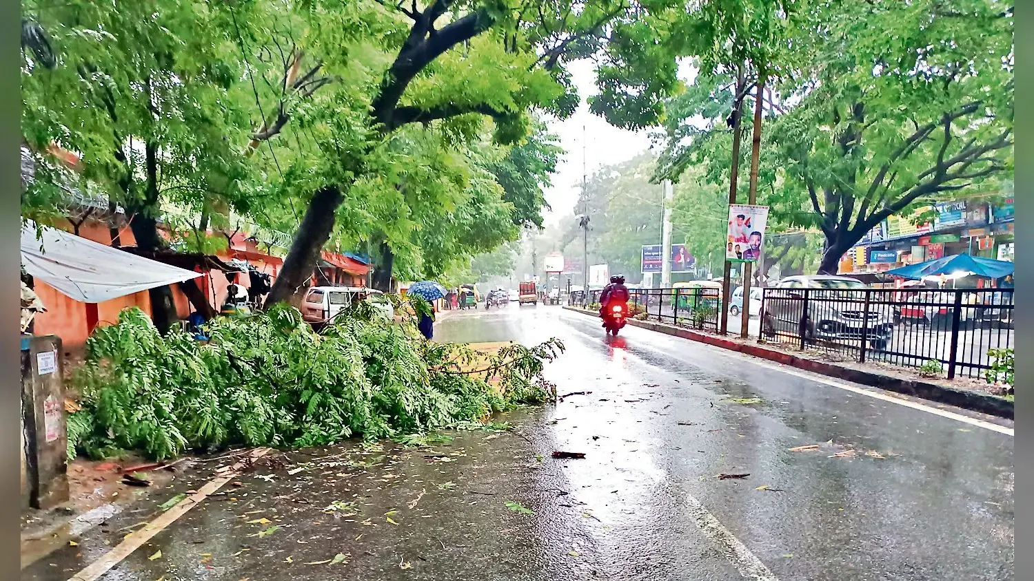 बारिश के बीच राजधानी के कई इलाकों में घंटों गुल रही बिजली