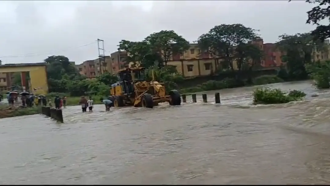 जोरिया में बाढ़, करमाटांड़ कॉलोनी के 400 परिवार घरों में कैद