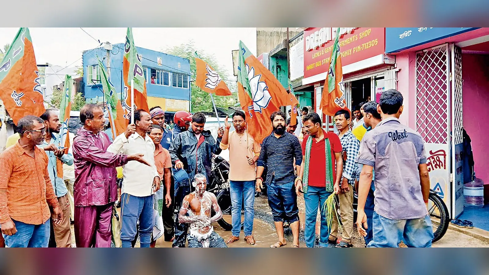 हुगली : जर्जर सड़क पर जमे गंदे पानी में स्नान कर जताया विरोध