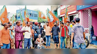 हुगली : जर्जर सड़क पर जमे गंदे पानी में स्नान कर जताया विरोध