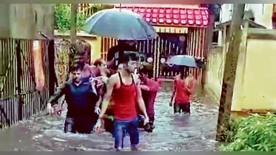 लगातार बारिश से बांकुड़ा भी बेहाल, कई क्षेत्र डूबे, कमर तक लगा पानी