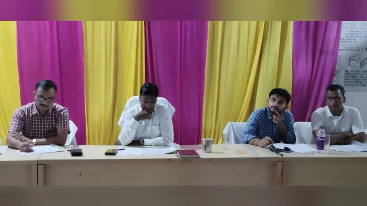 अंचल कार्यालय के कार्यों का डीएम ने की समीक्षा, लगान वसूली को लेकर दिये गये लक्ष्य