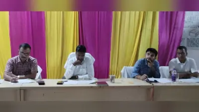 अंचल कार्यालय के कार्यों का डीएम ने की समीक्षा, लगान वसूली को लेकर दिये गये लक्ष्य