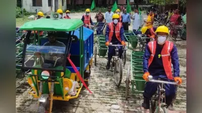 स्वच्छता कर्मियों को हरी झंडी दिखा कर मुखिया ने किया रवाना
