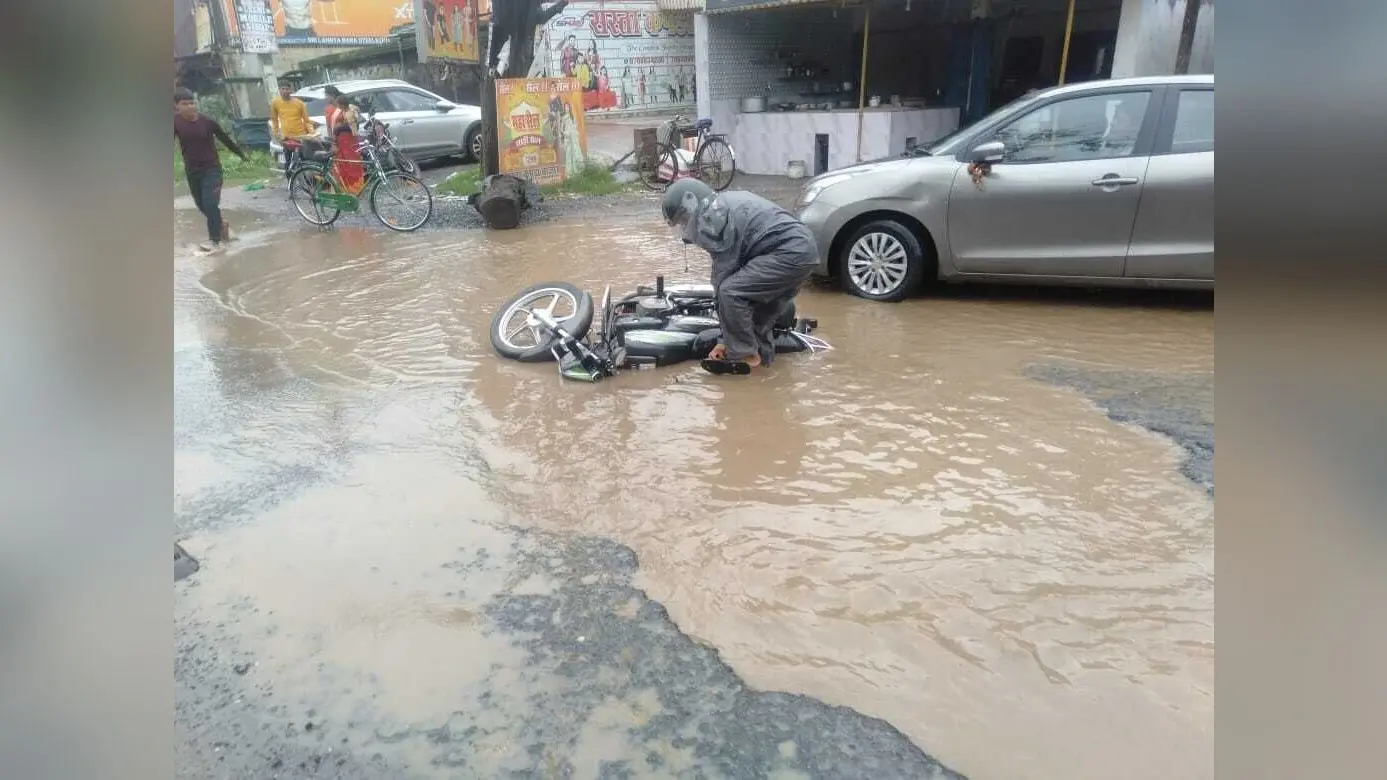 सड़क का निरीक्षण करने पहुंचे अधिकारियों को घेरा