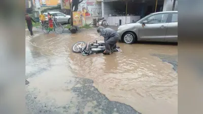 सड़क का निरीक्षण करने पहुंचे अधिकारियों को घेरा