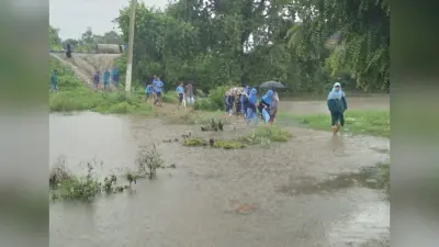स्कूल के समीप जलजमाव से बच्चों को हो रही कठिनाई