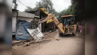 नगर निगम ने शहर में सड़क व नाले पर बने 60 दुकानों को तोड़ा, मची रही अफरातफरी