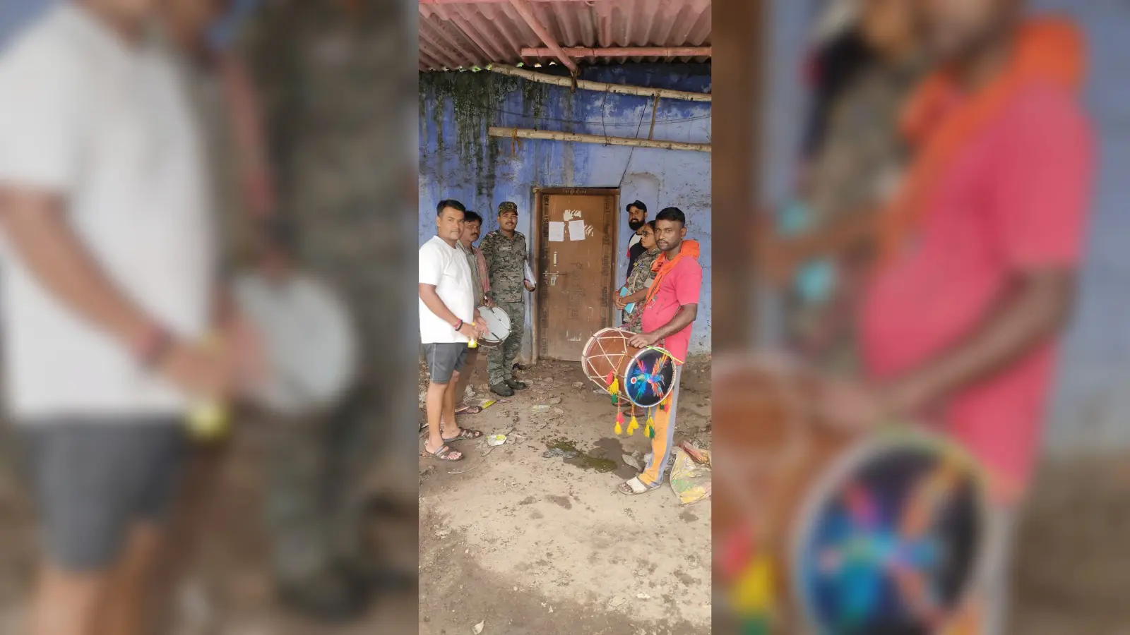 ढोल बजवाकर पुलिस ने आरोपियों के घर चिपकाया इश्तेहार