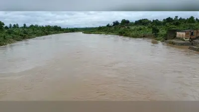 खलारी में नदियां उफान पर, बिजली गुल