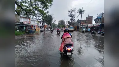नाली में कूड़ा-कचरा, रोड पर बह रहा पानी