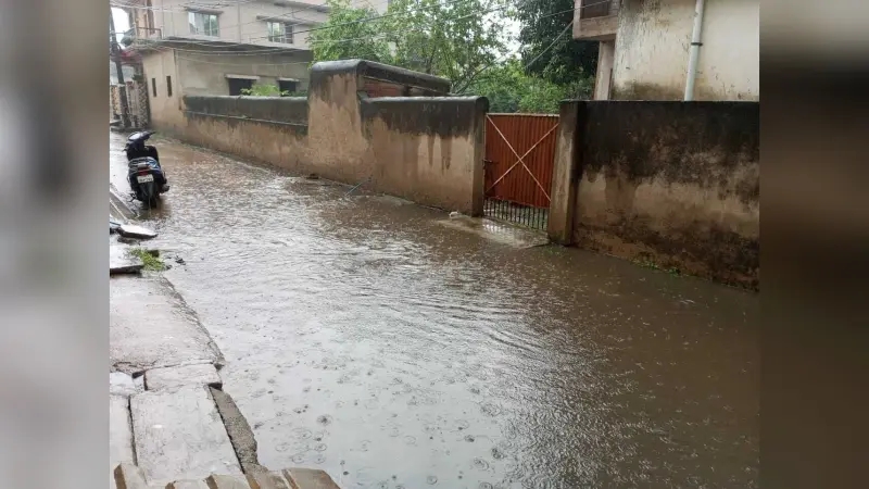 मूसलाधार बारिश से सड़कें और गलियां ओवरफ्लो