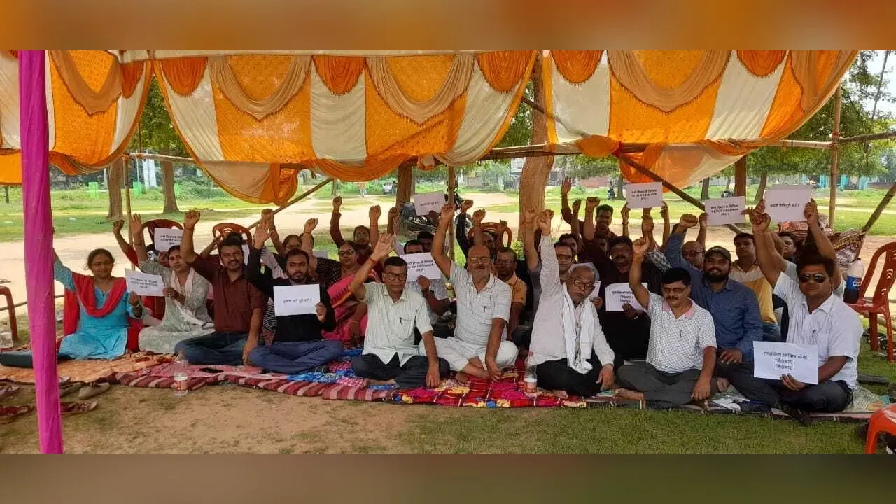 निम्न व उच्चवर्गीय लिपिकों के पदों का एकीकरण कर ग्रेड पे 2400 करे सरकार