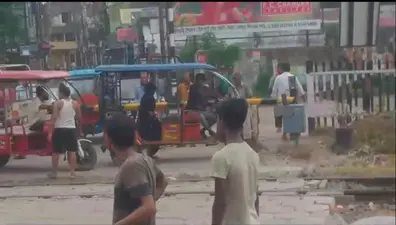 रेलवे फाटक के बीच फंसा सवारियों से भरा ई-रिक्शा, ट्रेन निकलने पर अटकी रही लोगों की सांसें