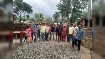 परसागढ़ी उत्तर पंचायत में घटिया सड़क निर्माण कार्य का ग्रामीणों ने किया विरोध, अधिकारियों से की शिकायत