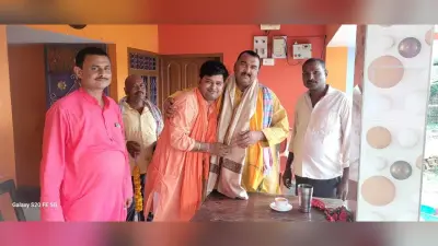 विधायक सह मुख्य सचेतक को भाजपा कार्यकर्ता ने दी बधाई