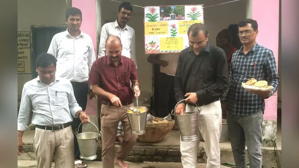 स्कूलों में अफसरों ने बच्चों को परोसा एमडीएम, खुद भी किया टेस्ट