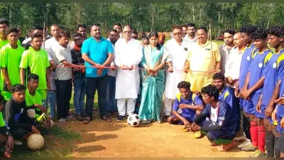 बड़कीटांड़ गांव में फुटबॉल टूर्नामेंट का उदघाटन