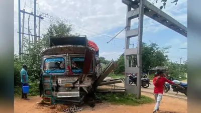 ब्रेक फेल होने से अनियंत्रित होकर रेलवे पोल से टकराया ट्रक, दर्जनों की जान बची