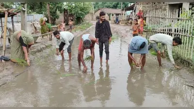 सड़क पर धनरोपनी कर जताया विरोध