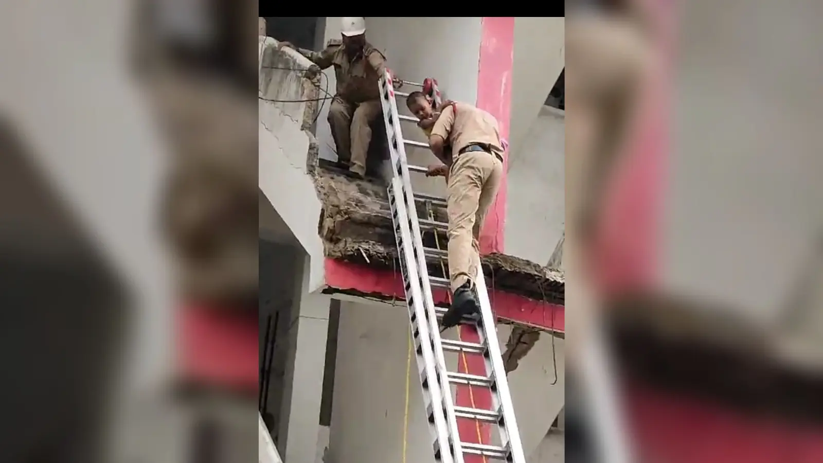 बिल्डिंग की सीढ़ी गिरने से सात घंटे फंसा रहा तीन परिवार