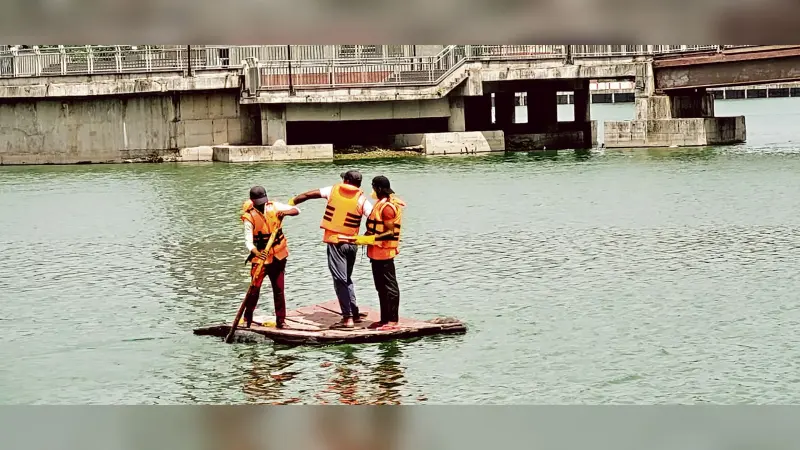 Ranchi news : बड़ा तालाब में फिर डाले गये आठ हजार ई-बॉल, पानी से दुर्गंध आना हुआ कम