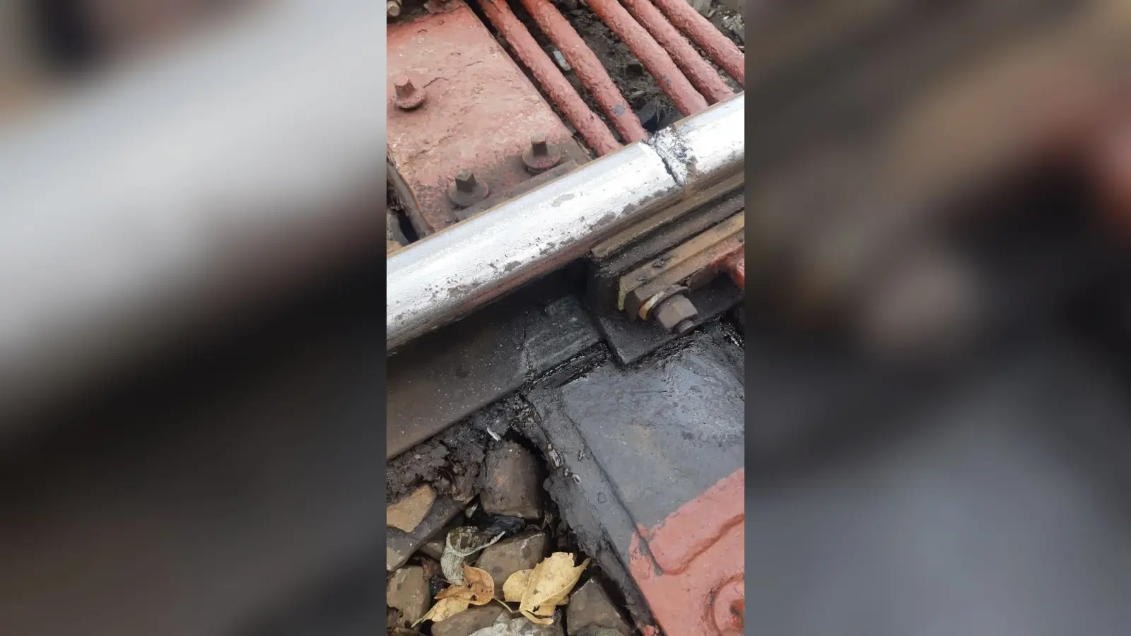Samastipur News :समस्तीपुर-मुजफ्फरपुर रेलखंड के अप लाइन की टूटी पटरी, परिचालन बाधित