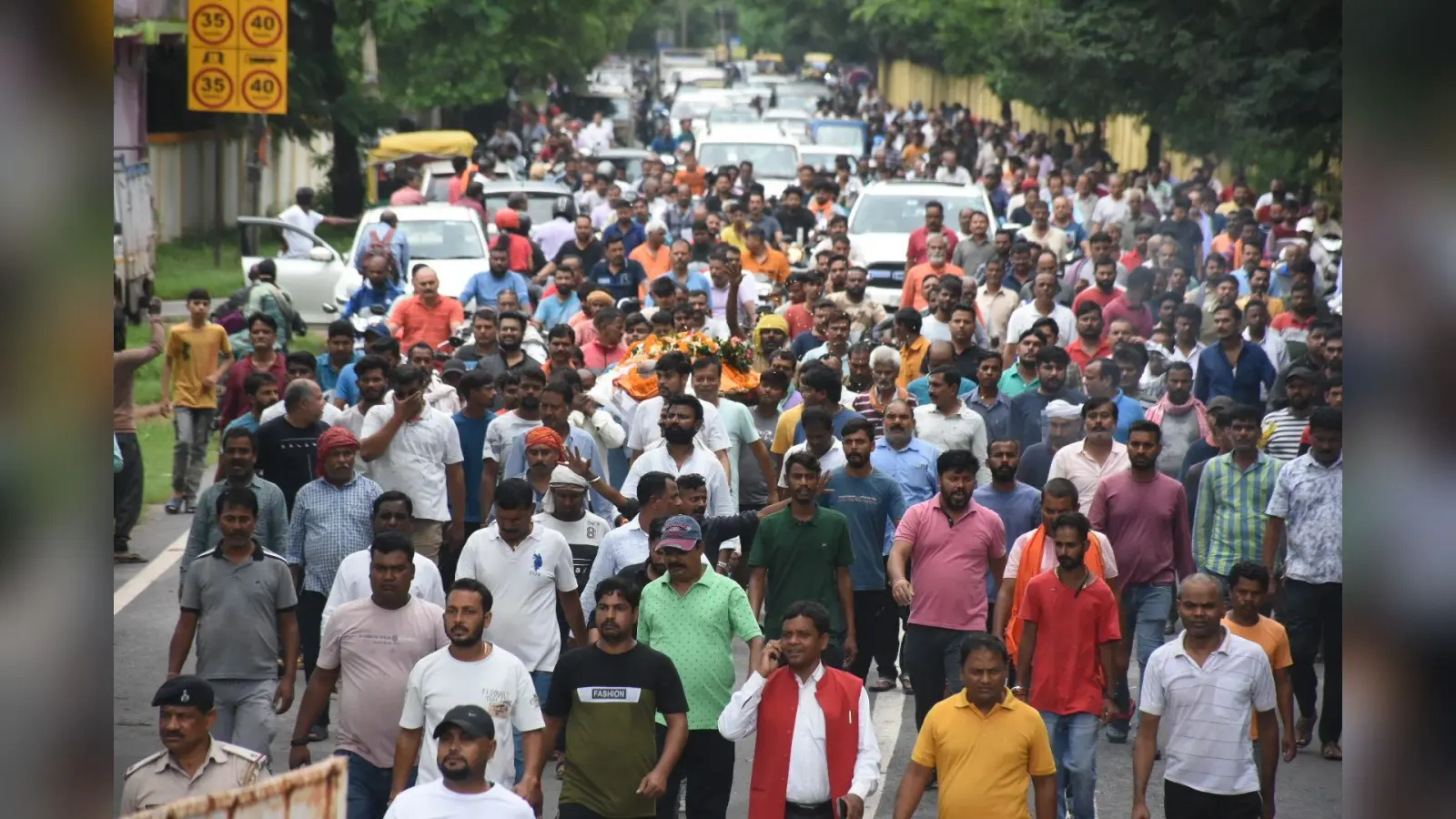city news : पूर्व पार्षद वेदप्रकाश सिंह की अंतिम यात्रा में उमड़े लोग