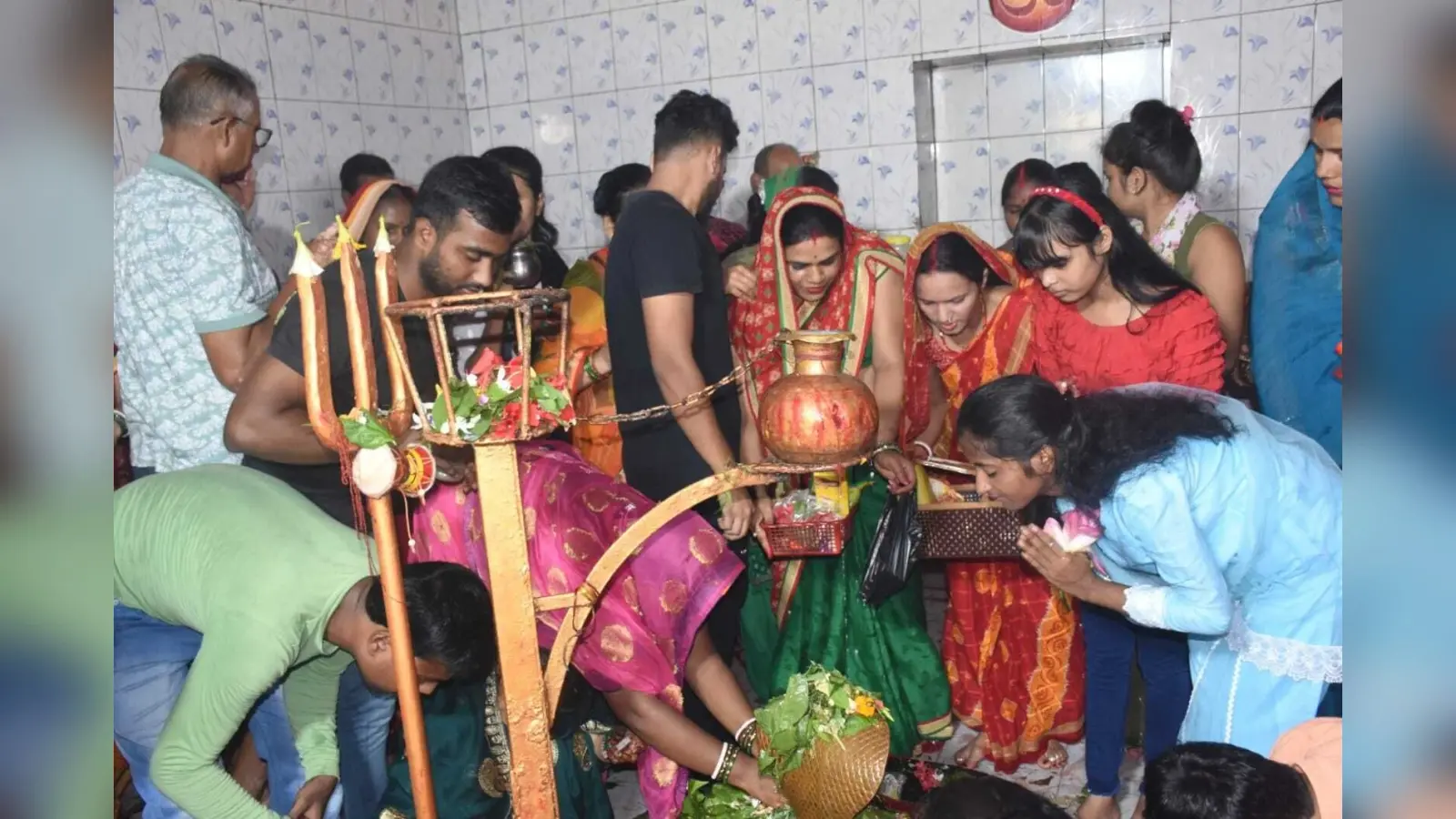 सावन की तीसरी सोमवारी पर शिवालयों में जलाभिषेक को उमड़े श्रद्धालु