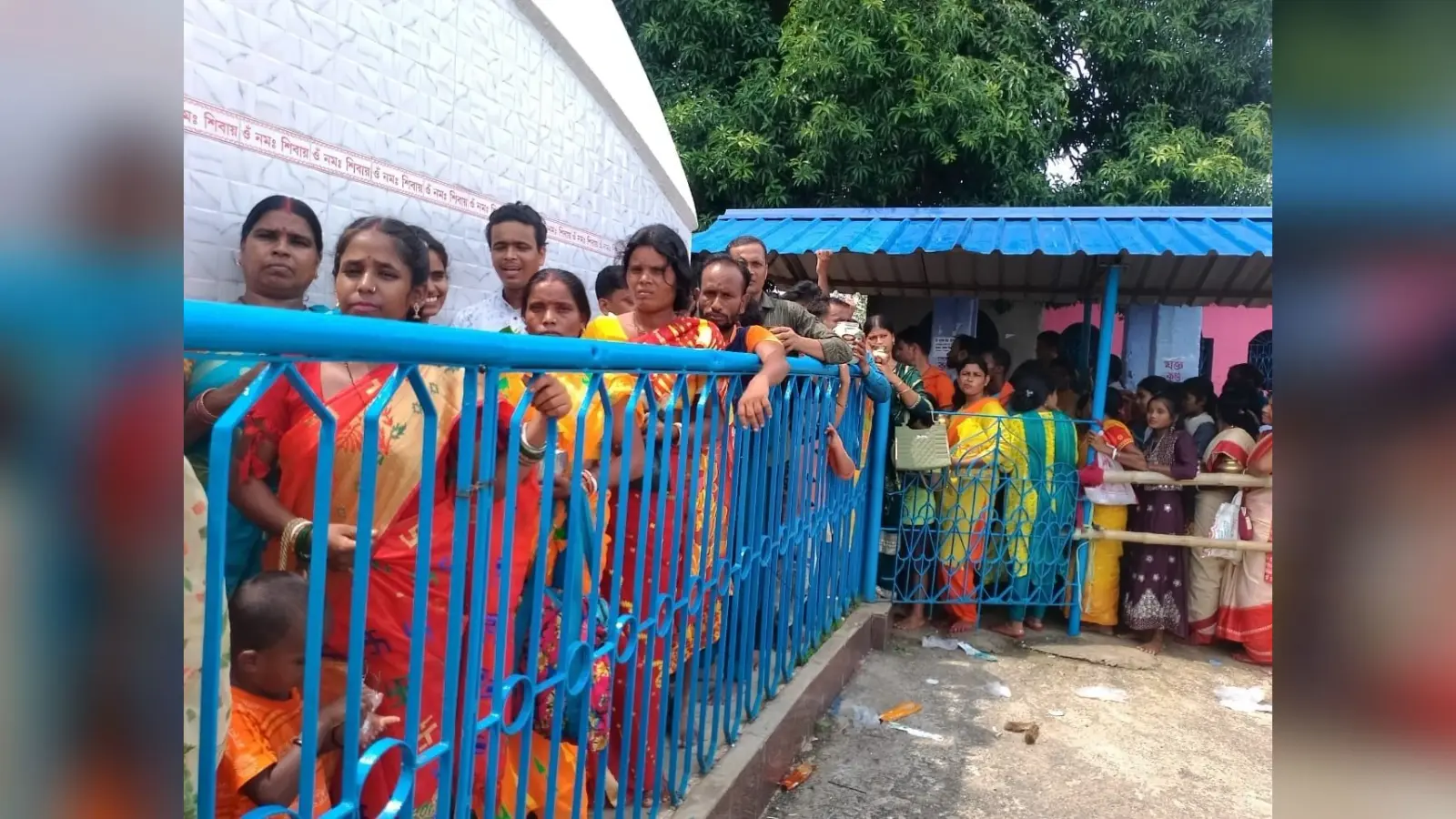 श्रद्धालुओं ने सावन की तीसरी भगवान भोलेनाथ का जलाभिषेक कर लिया आशीर्वाद