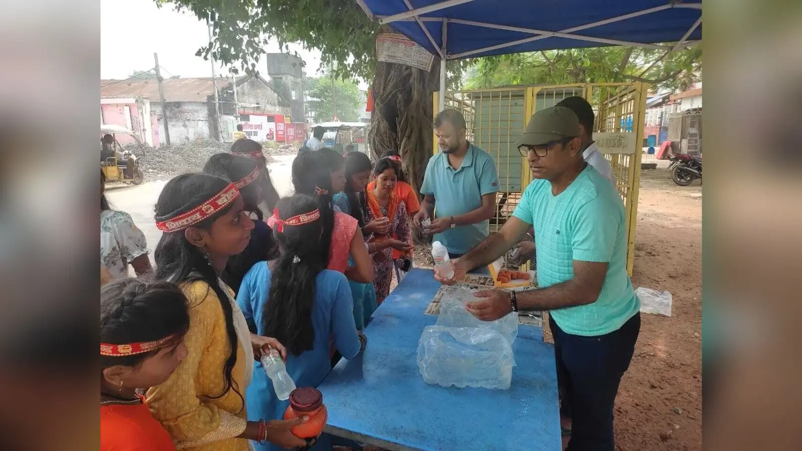 कांविरयों के बीच लड्डू व शरबत का किया वितरण