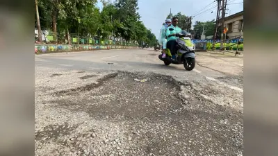 राउरकेला : कहीं ड्रेन पर स्लैब नहीं, तो कहीं सड़कों पर बने गड्ढे दे रहे दुर्घटनाओं को न्योता