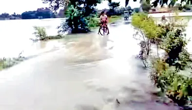 बारिश व बांधों से छूटे पानी से पूर्व बर्दवान के तटीय क्षेत्रों में बाढ़, जोरों पर राहत कार्य