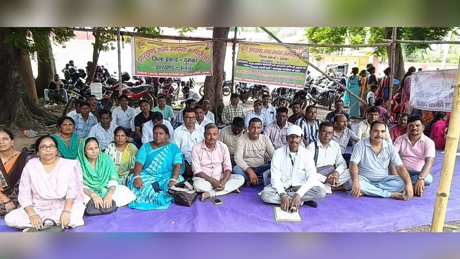 मनरेगाकर्मियों का आंदोलन 16 वें दिन भी रहा जारी, कहा- वादा निभाये और हमारी सेवा स्थायी करें सरकार