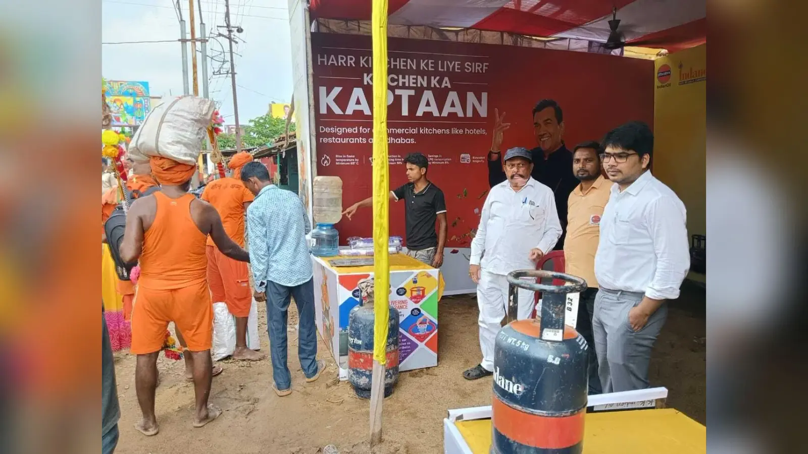 इंडियन ऑयल ने कांवरियों की सेवा के लिए नि:शुल्क लगाया सेवा शिविर