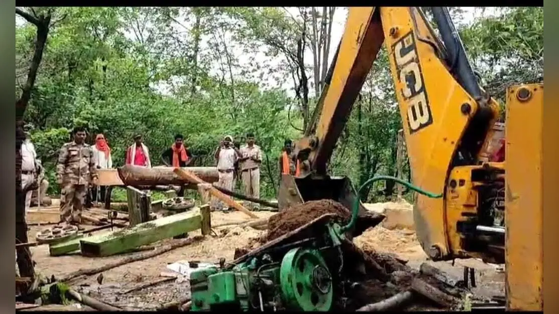 मुड़िया के बीच जंगल से अवैध आरा मशीन जब्त