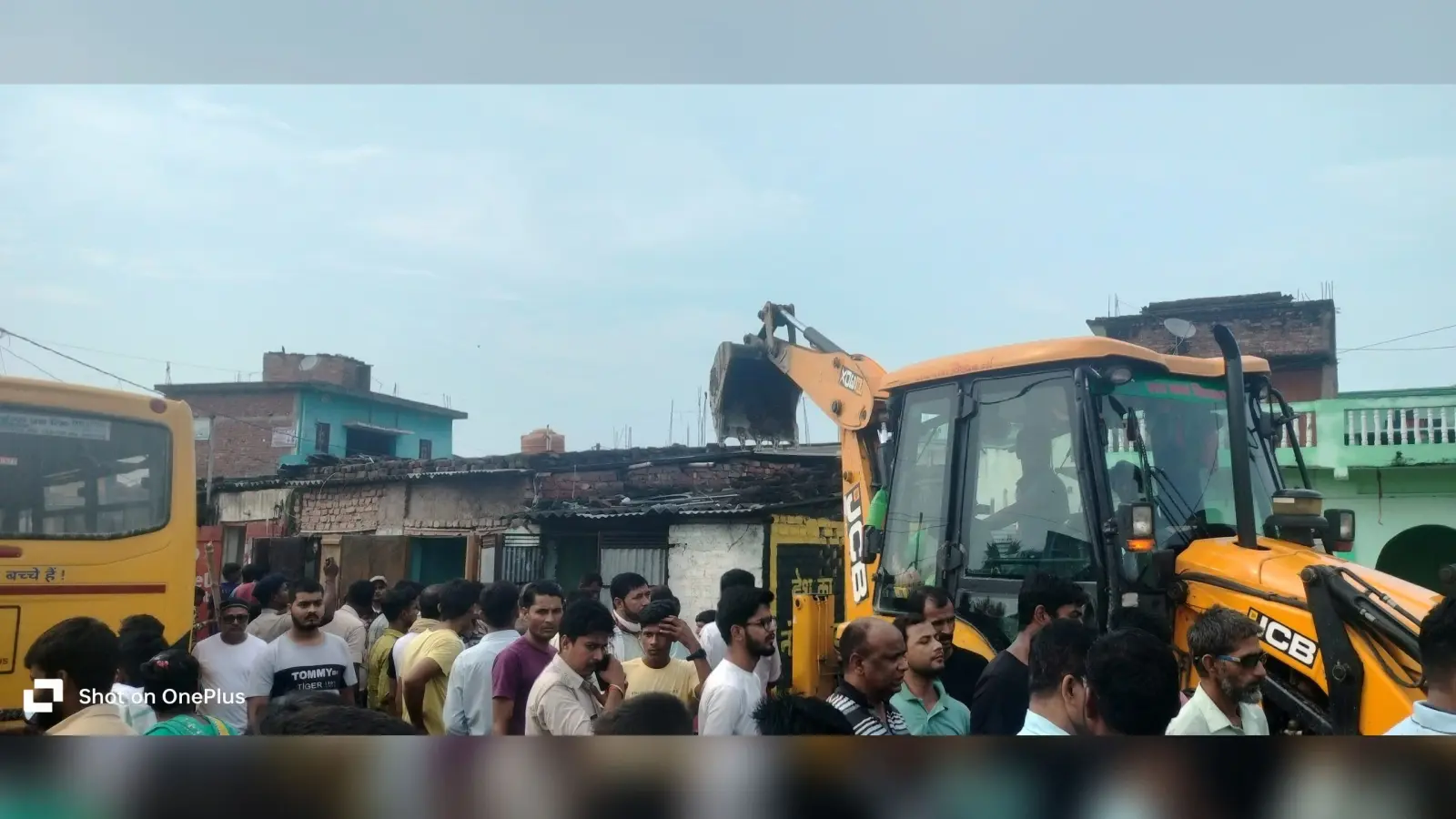 सड़क निर्माण में बाधा बन रहे अस्थायी अतिक्रमण पर चला बुलडोजर