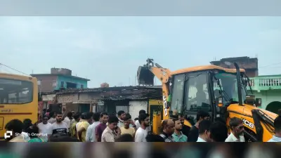 सड़क निर्माण में बाधा बन रहे अस्थायी अतिक्रमण पर चला बुलडोजर