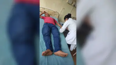 तीन दिन से भूखे-प्यासे बैठे अनुकंपा आश्रितों की बिगड़ी हालत, एक पहुंचा अस्पताल