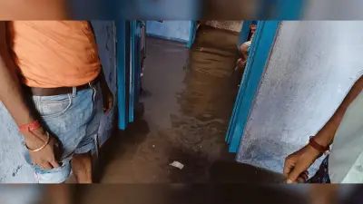 नादरागंज नाले में न्यू एरिया के पास नहीं बनाया गया पुल, अब लोगों के घरों में घुस रहा पानी
