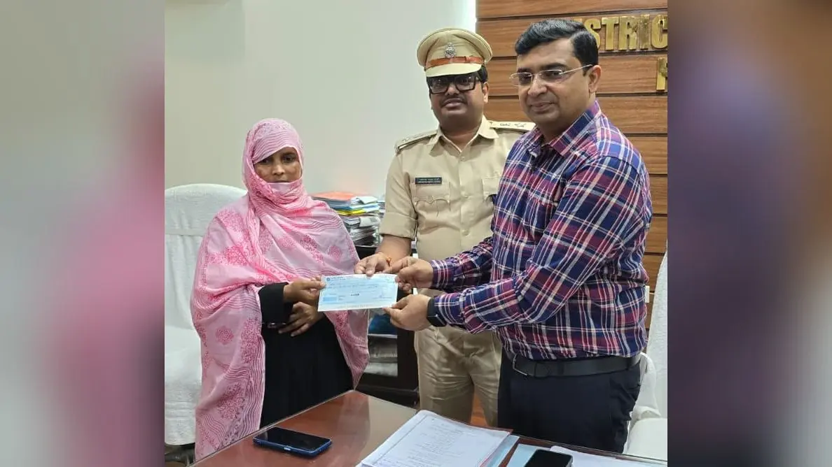 दूतावास की सूचना पर डीएम ने मृतक के उत्तराधिकारी को दिया चेक
