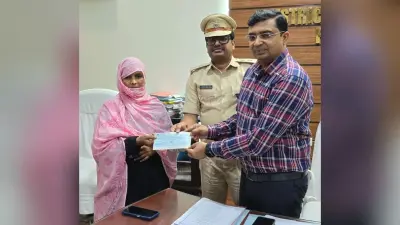 दूतावास की सूचना पर डीएम ने मृतक के उत्तराधिकारी को दिया चेक
