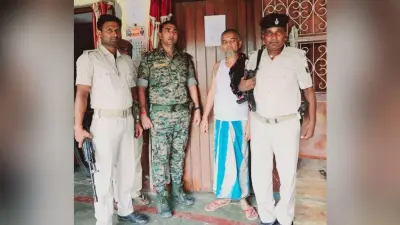 पॉक्सो एक्ट के फरार आरोपी के घर लगाया इश्तेहार