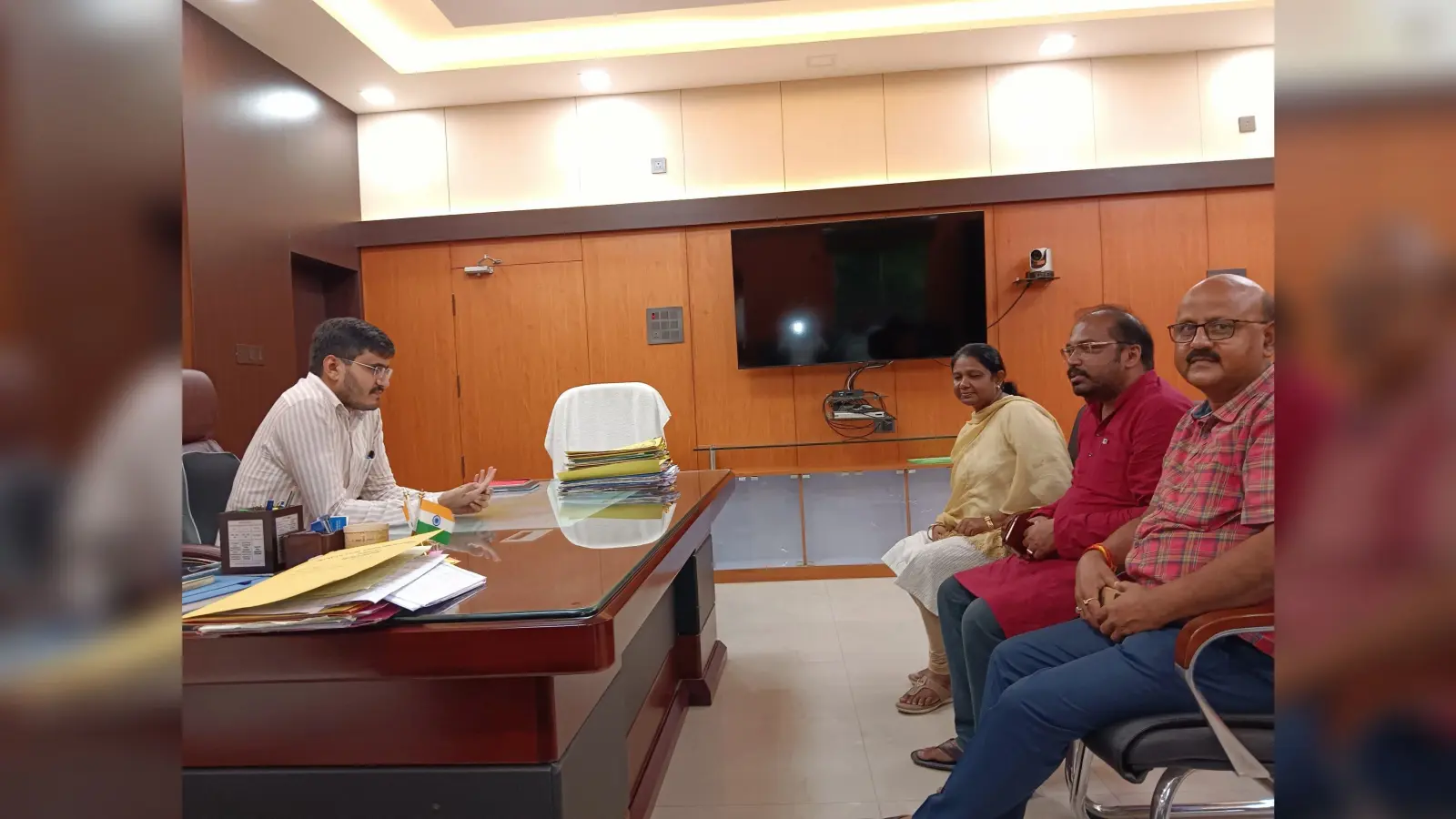अनियमित बिजली आपूर्ति को लेकर डीएम से पूर्व विधायक मिली
