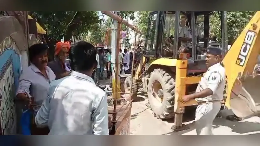 दो दर्जन से अधिक अतिक्रमणकारियों के खिलाफ चला प्रशासन का बुल्डोजर