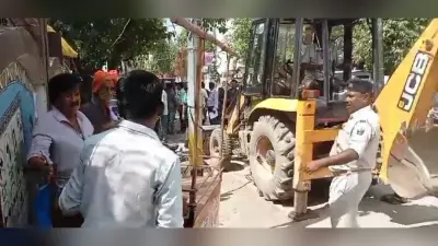 दो दर्जन से अधिक अतिक्रमणकारियों के खिलाफ चला प्रशासन का बुल्डोजर