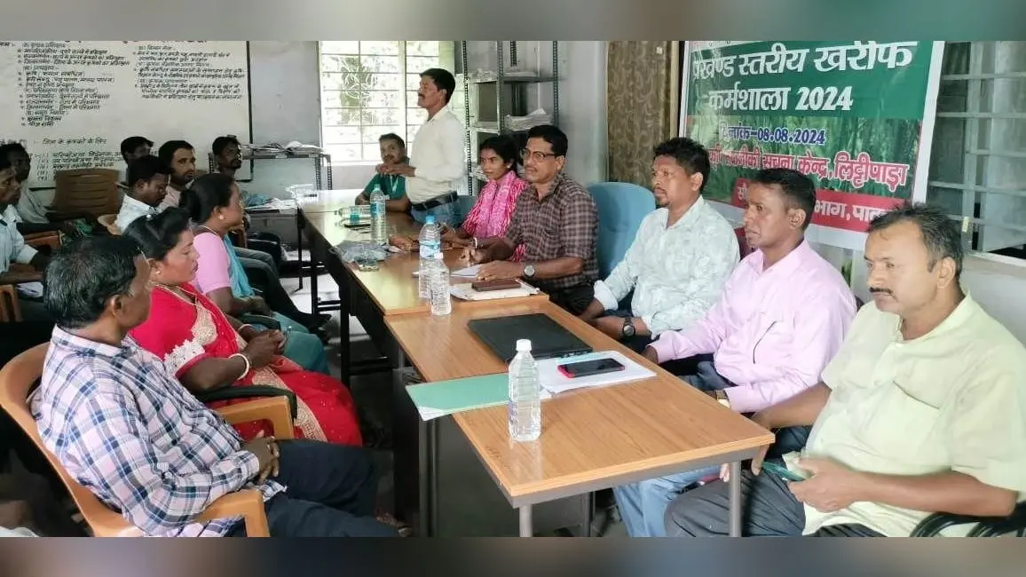 किसानों को नये उपकरण व जैविक खाद के प्रयोग की दी गयी जानकारी